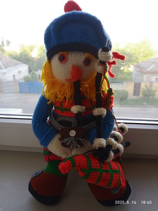 Интерьерная вязаная кукла Шотландец с волынкой