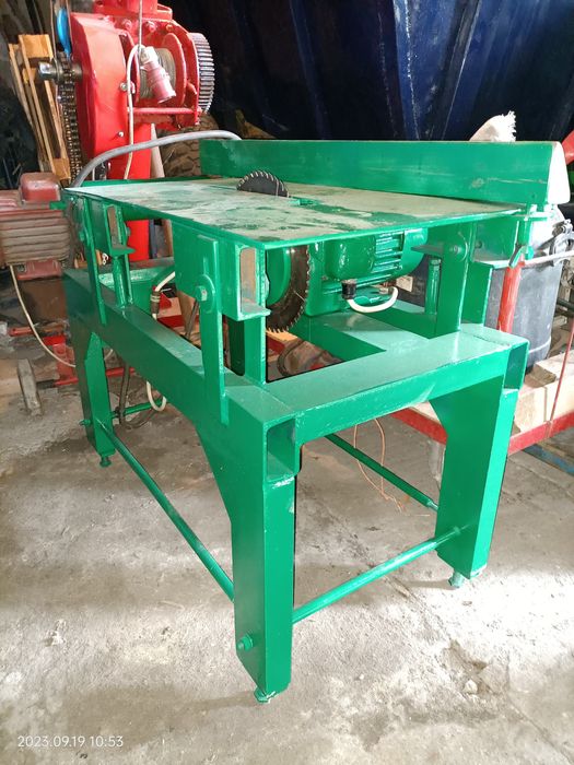 Piła do cięcia wzdłużnego z regulacją wysokości stołu