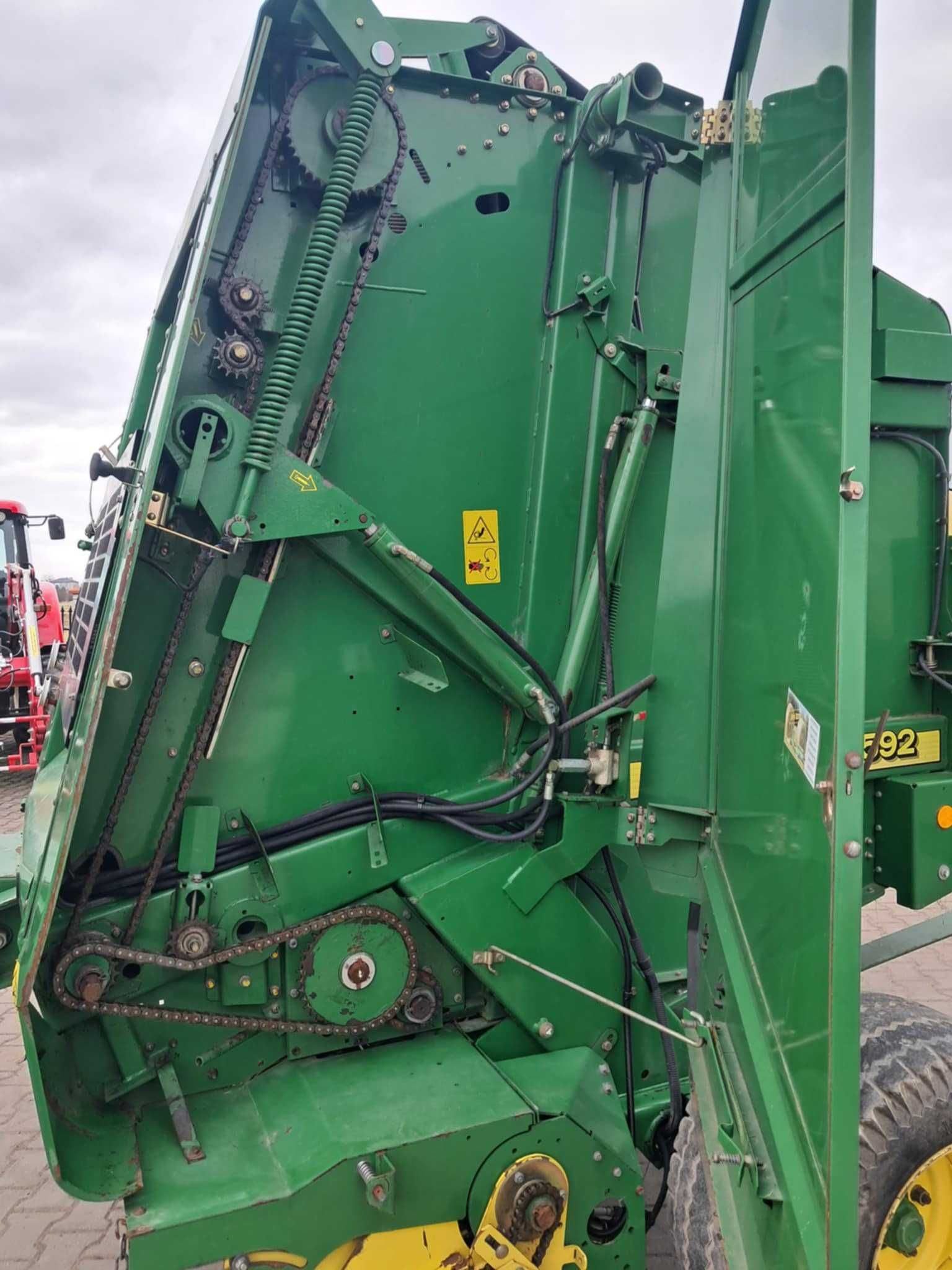Prasa rolująca John Deere 592 siatka sprowadzona pasowa