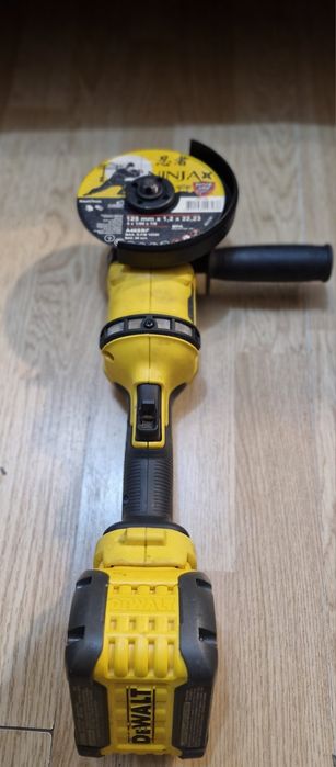 Болгарку DeWalt не работает.