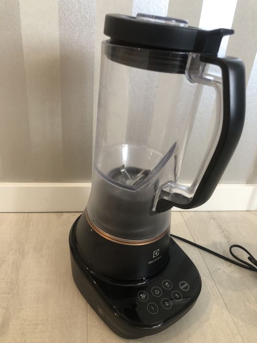 Electrolux E7TB-4GB блендер