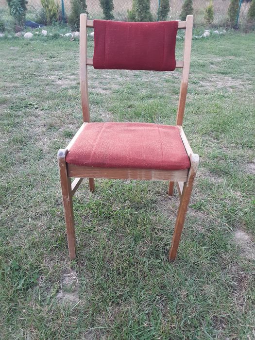Bordowe krzesło z czasów PRLu do renowacji