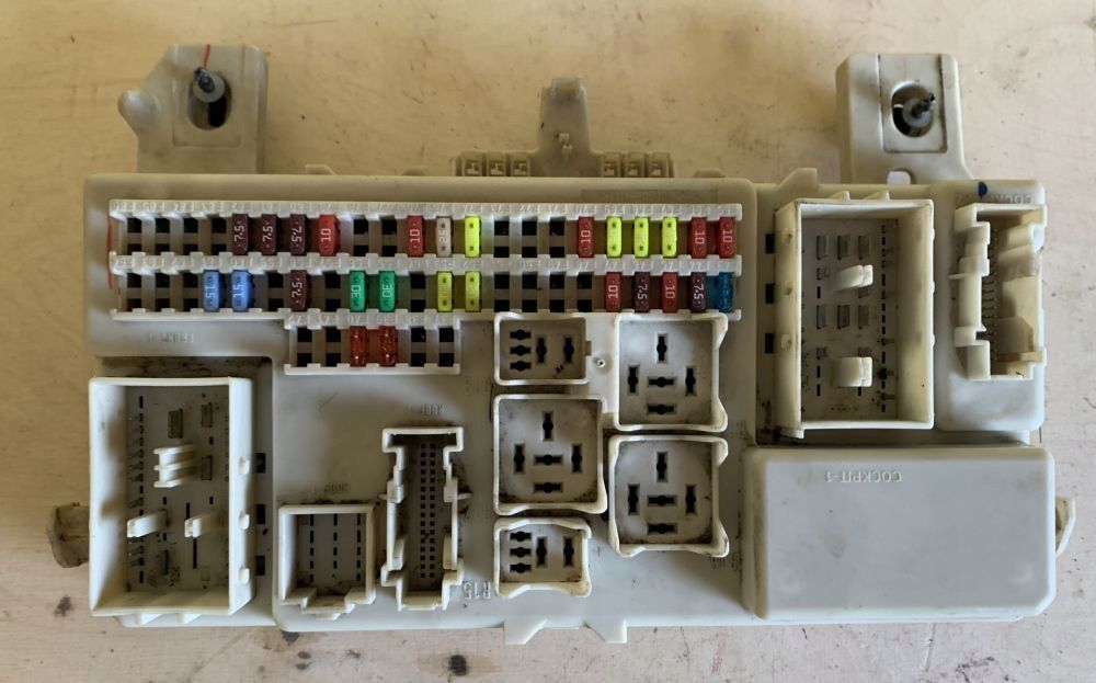 Skrzynka Bezpieczników. Mazda 3.