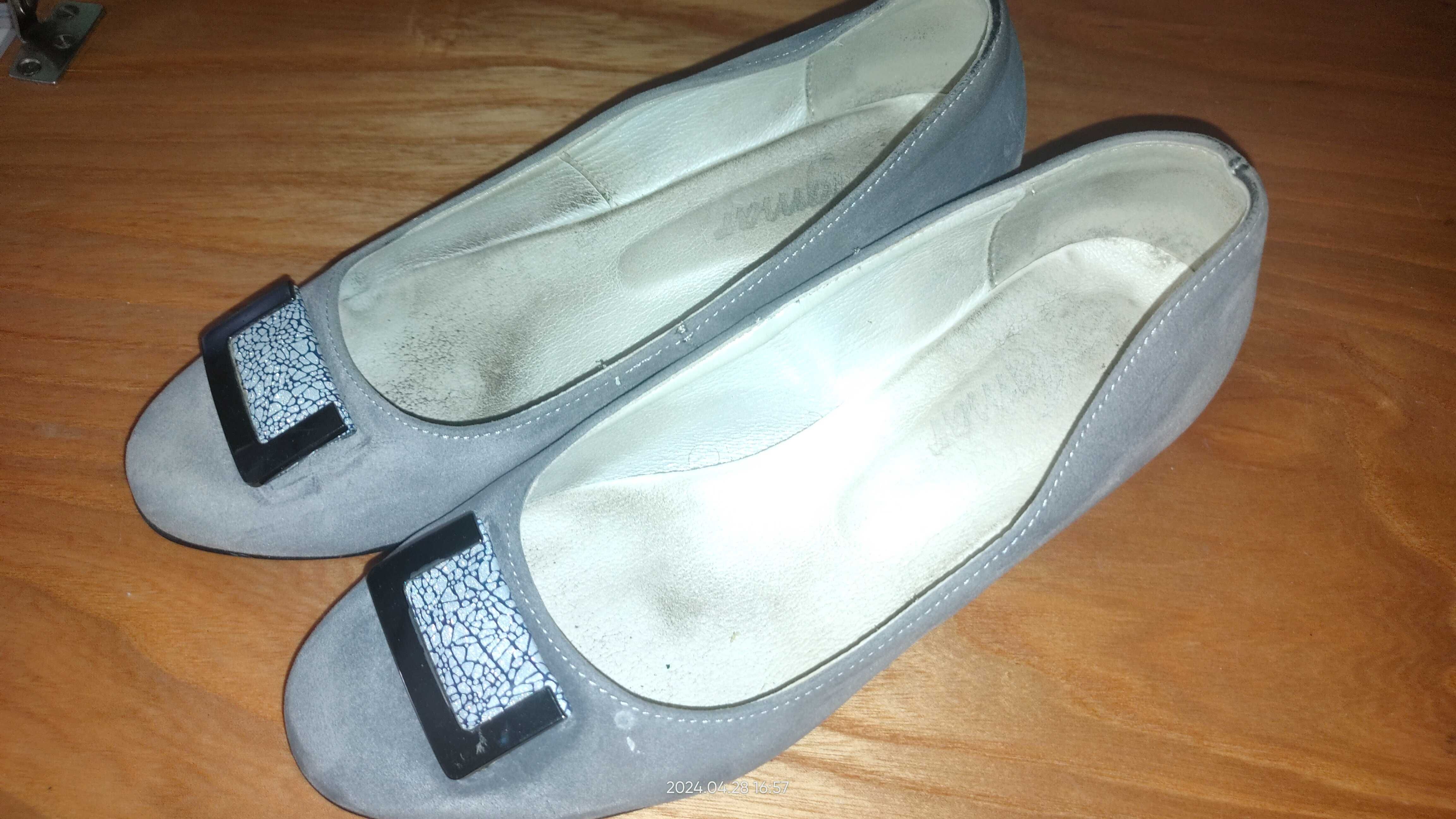 Buty na małym obcasie stan bdb 37