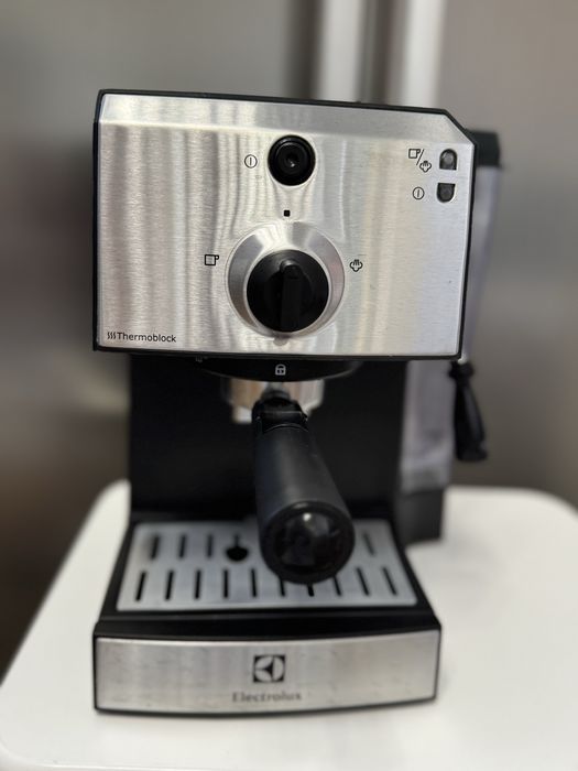 Кавоварка ріжкова Electrolux EEAA111