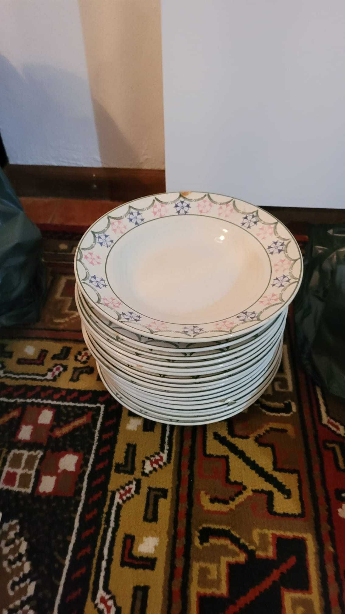 Conjunto de 16 pratos da Sacavem