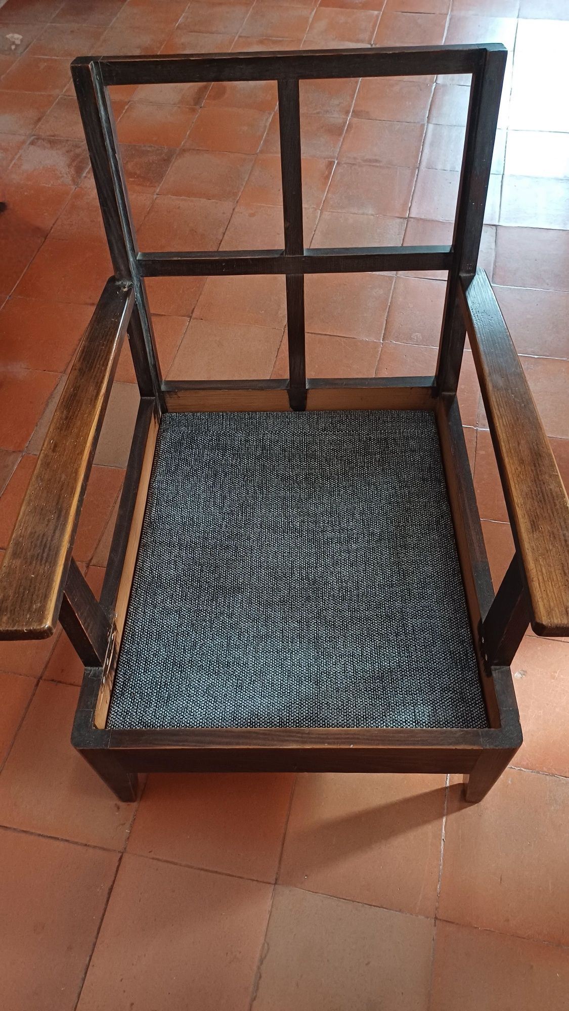 Vendo conjunto de sofás em madeira usados