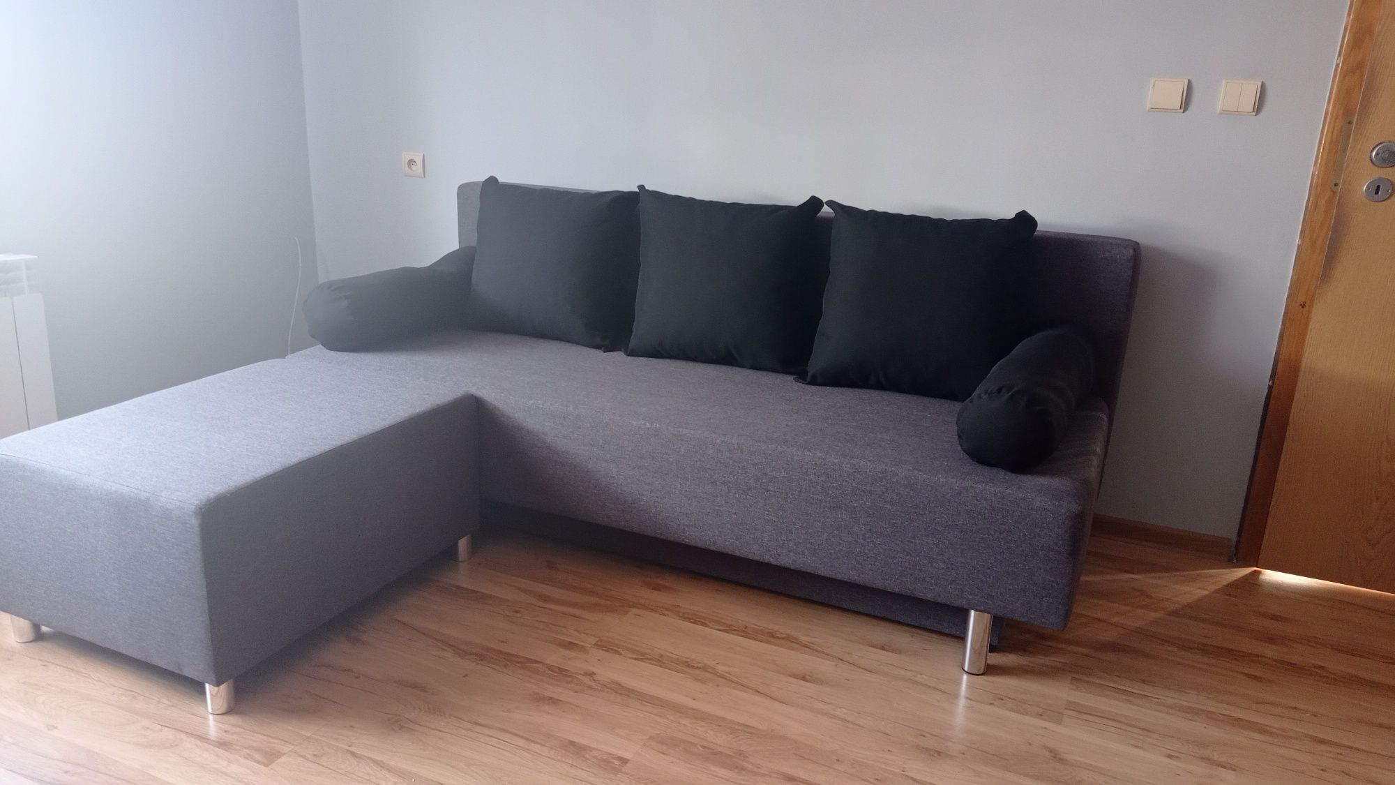 Sofa rozkładana z pufą