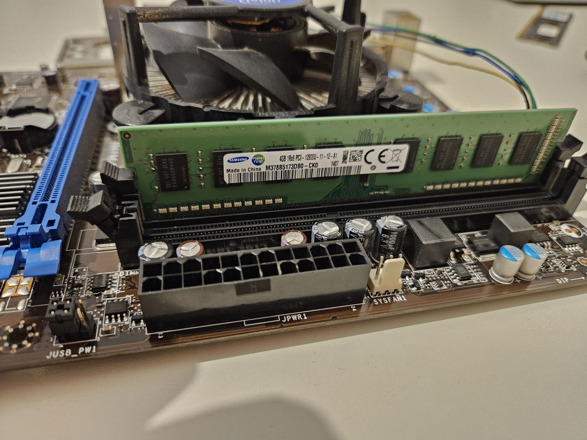 Zestaw płyta główna MSI procesor INTEL i3 z chłodzeniem kości RAM DDR3