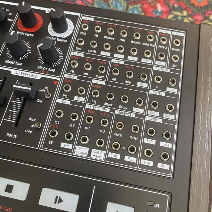 Sintetizador Arturia Minibrute 2 Noir - COMO NOVO