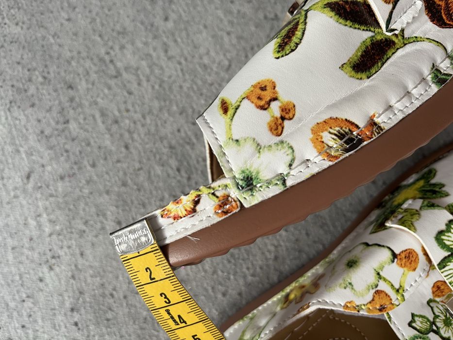 WYPRZEDAŻ  bialo kolorowe klapki damskie ,wkładka 26,5 cm