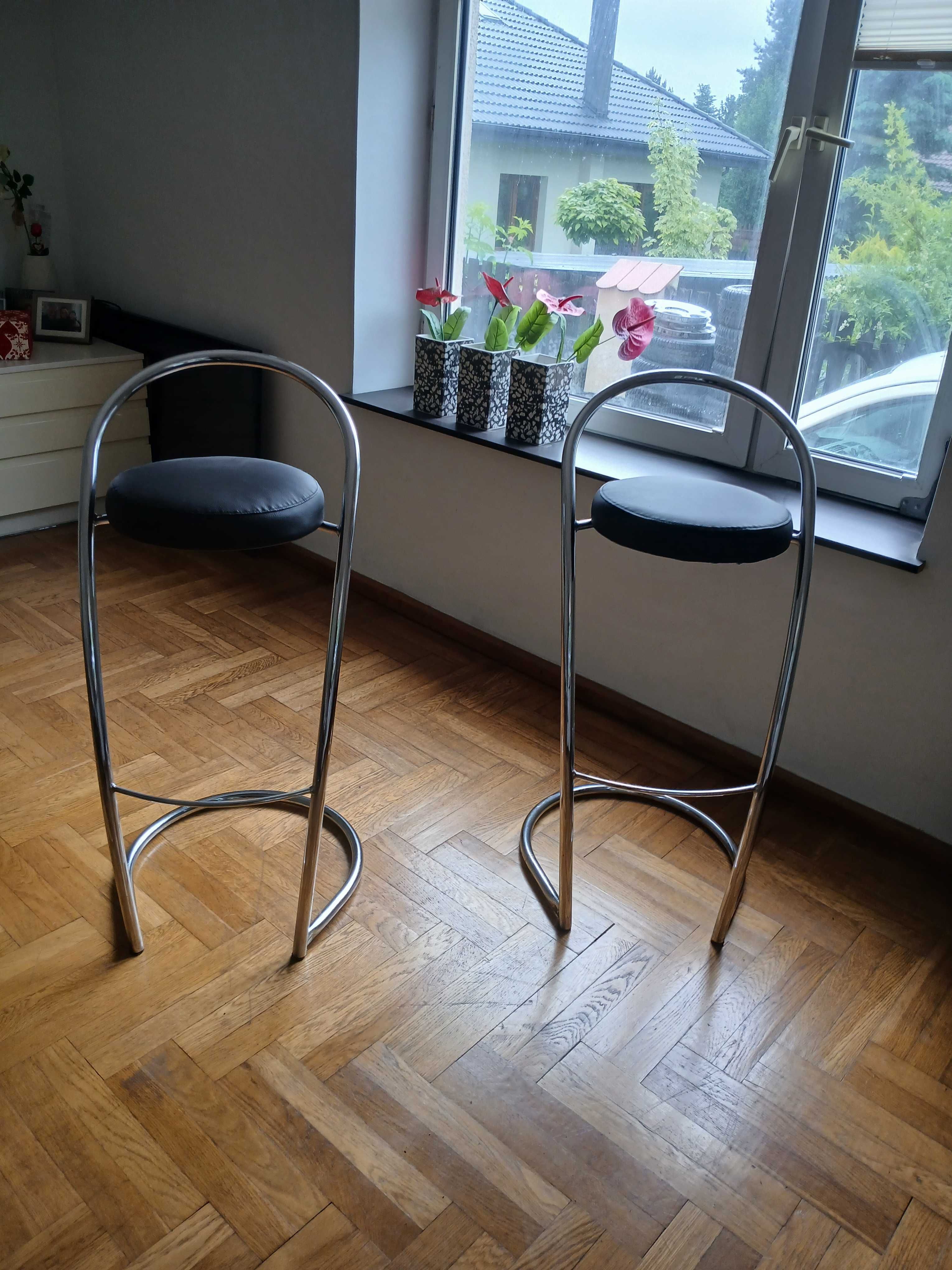 Nowoczesne czarne hokery barowe z ekoskóry