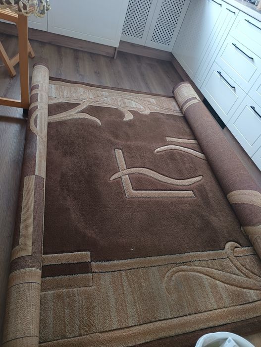 Dywan brązowy duży, gruby.