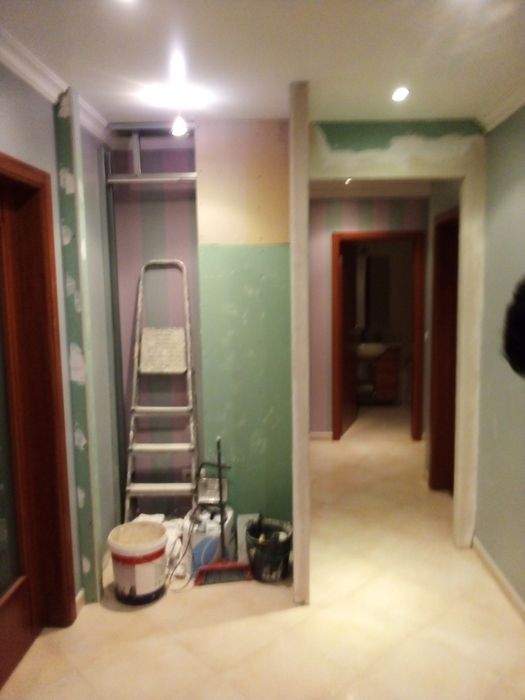 Pinturas, canalizações,estuques, electricidade, estores, flutuantes.