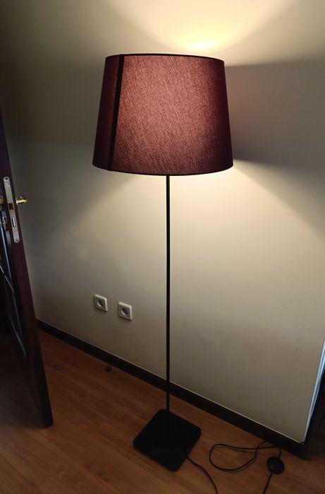 Conjunto 2 bases / pé de candeeiro Ikea + 1 abajur vermelho / bordeaux