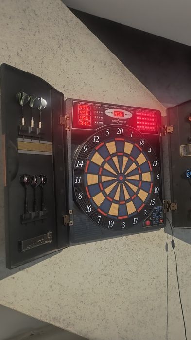 Tarcza do dart / rzutek elektronicznych zamykana + rzutki i akcesoria