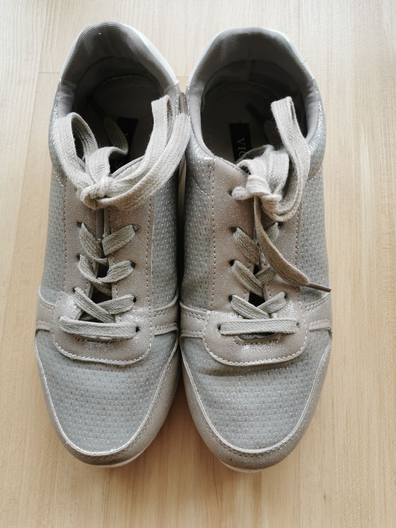 Buty sportowe w kolorze srebrnym, rozmiar 36