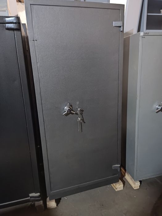 Продаю б.у канцелярский сейф-шкаф огнестойкий.