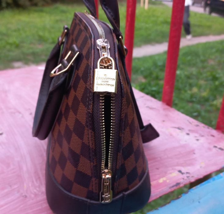 Сумка Луї Віттон Louis Vuitton з золотими аксесуарами,червона всередин