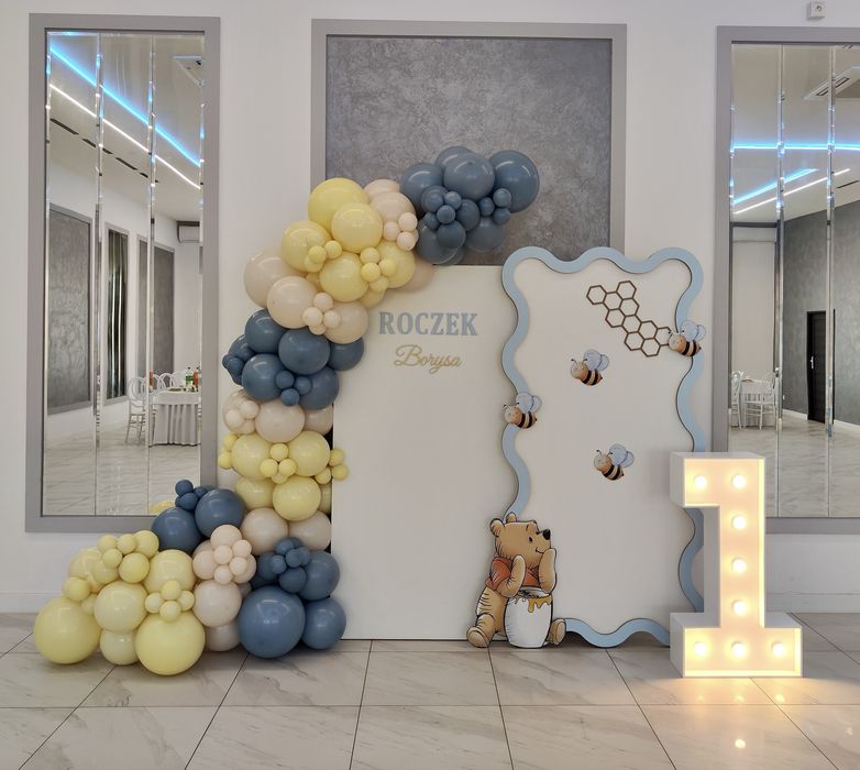 Dekoracje sal balonowe ścianka do zdjęć 18 roczek chrzest fotobudka