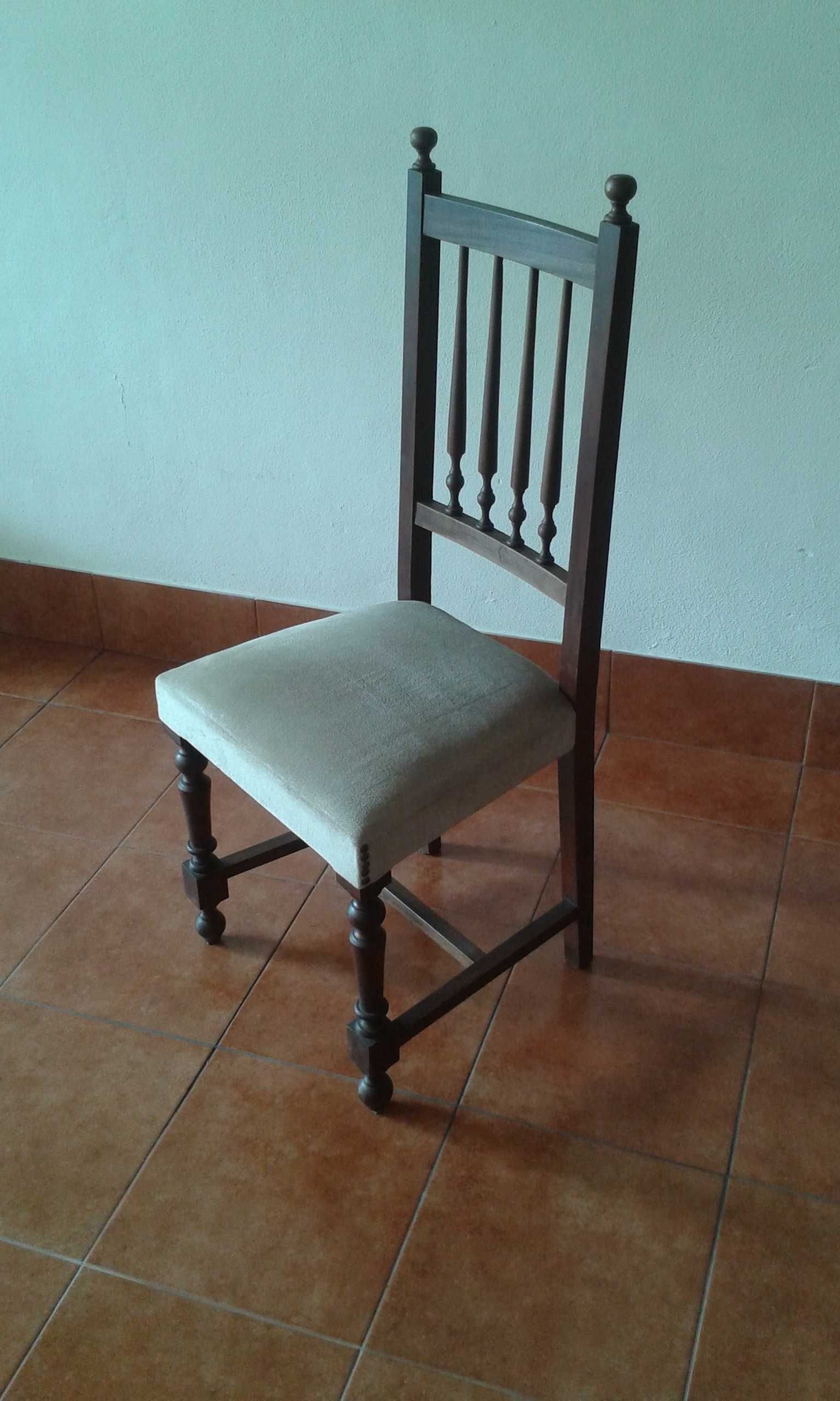 Duas cadeiras de mogno estofadas