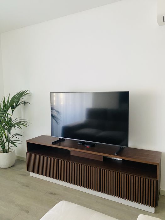 Móvel de TV com ripado de madeira