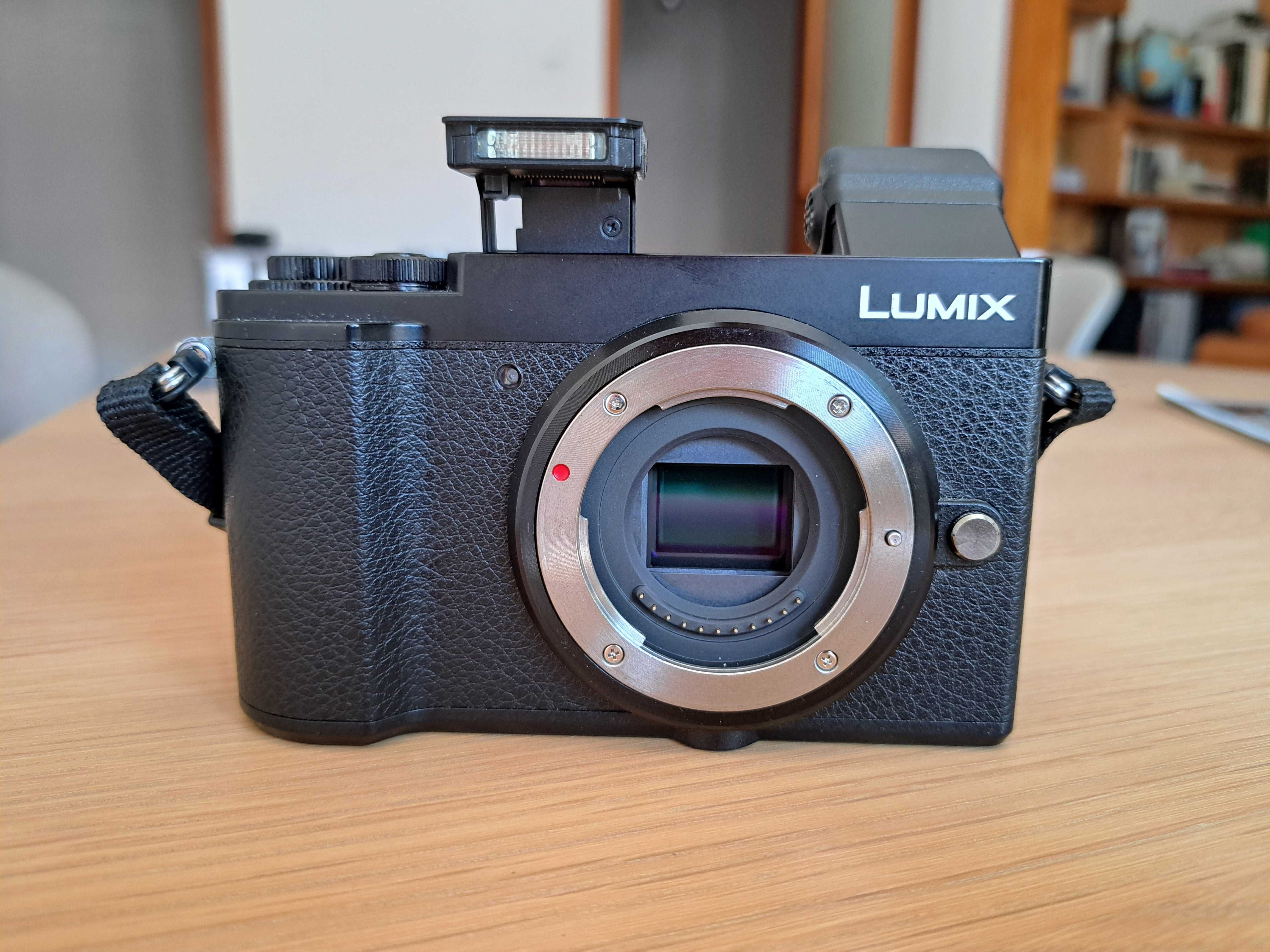 Panasonic Lumix DC-GX9 na caixa com carregador e duas baterias extra