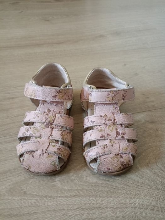 Sandałki lekkie lato stan dobry rozmiar 22  wkładka 13 cm