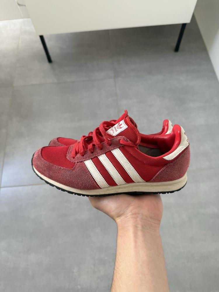 Czerwone buty sportowe adidas