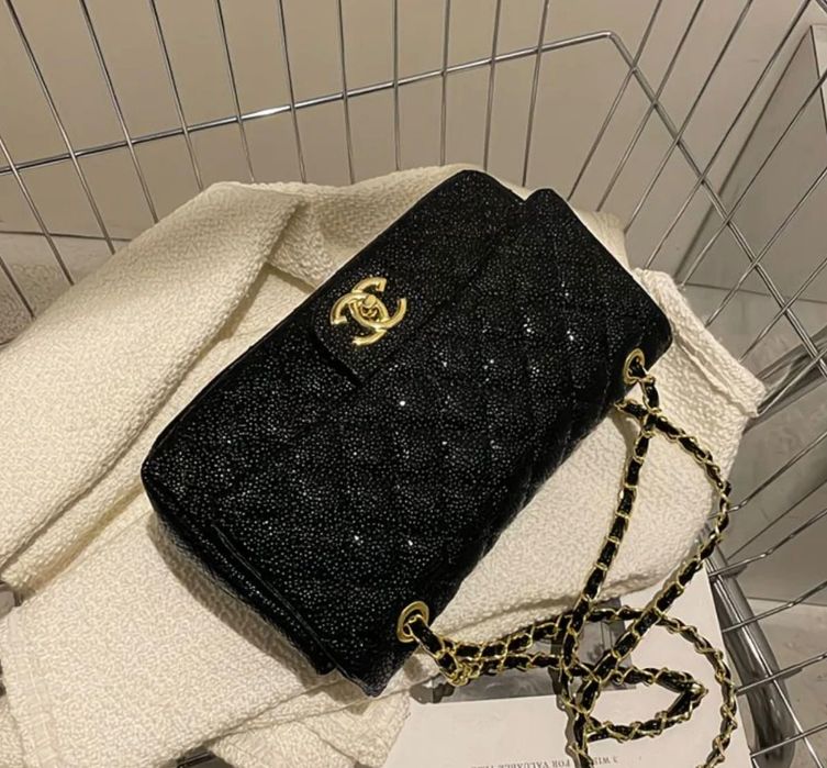 Чорна сумка в стилі Chanel