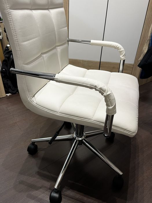 Białe nowoczesne krzesło regulowane obrotowe stan bardzo dobry