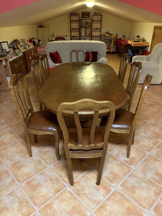 Mesa de sala e conjunto de 8 cadeiras - castanheiro maciço