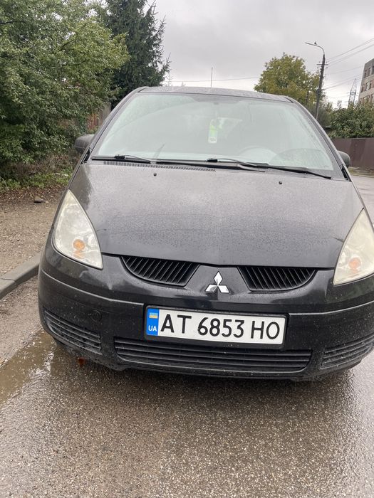 Mitsubishi кольт чорного кольору