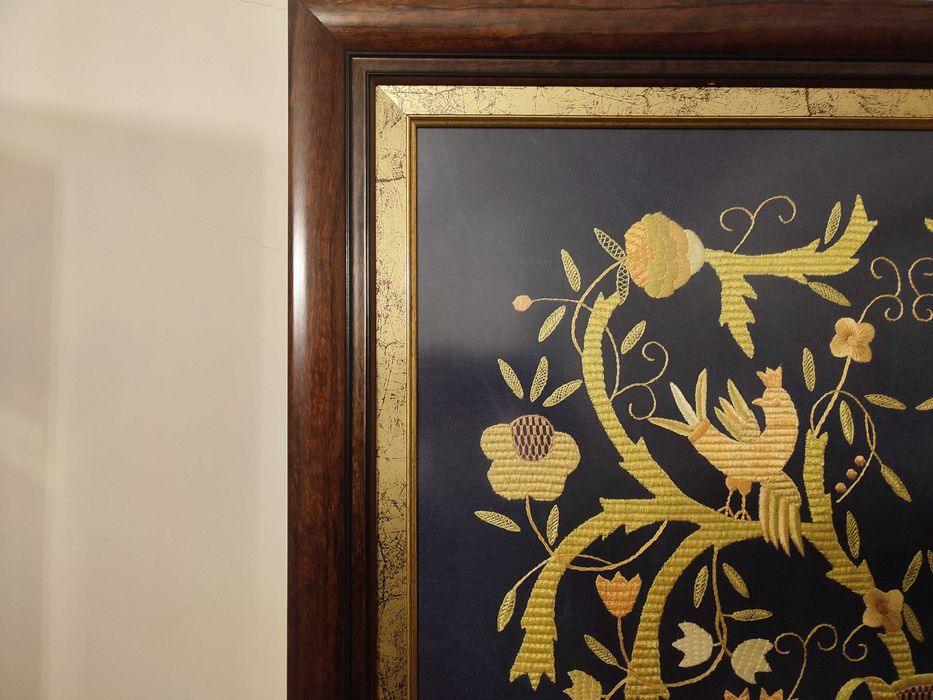 Quadro bordado de castelo branco fio de seda dourado