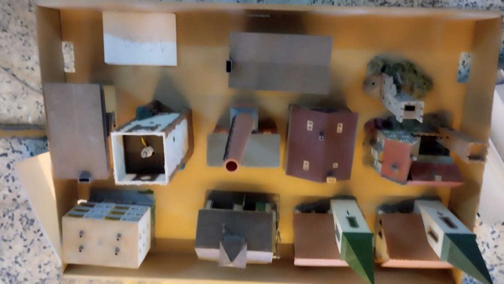 diversos edificios na escala HO