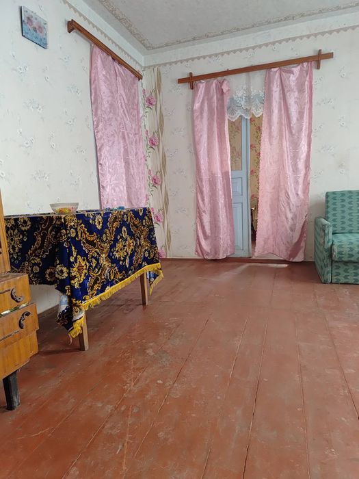 Продам будинок в центрі села Русанів.