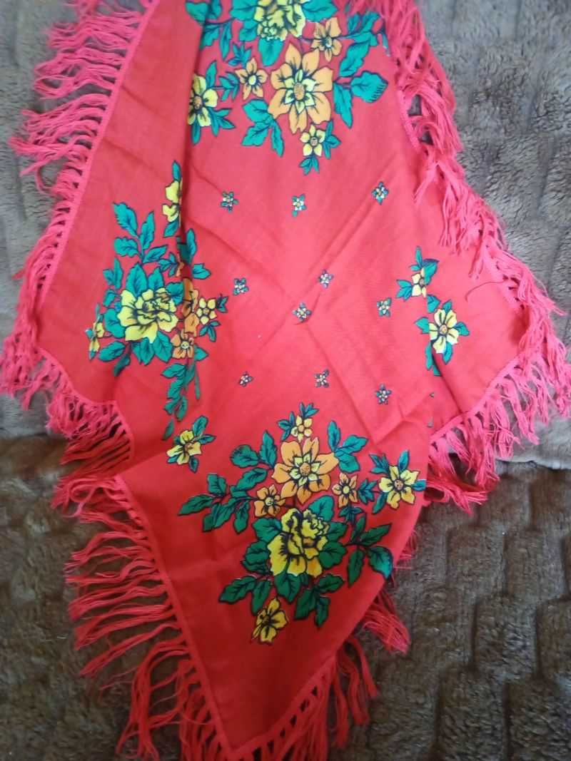 Retro chusta w kwiaty z frędzlami jak ludowa PRL