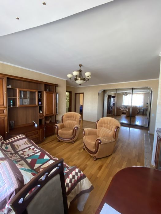 Простора  3 кім. квартира біля військ. інституту на Богуніі