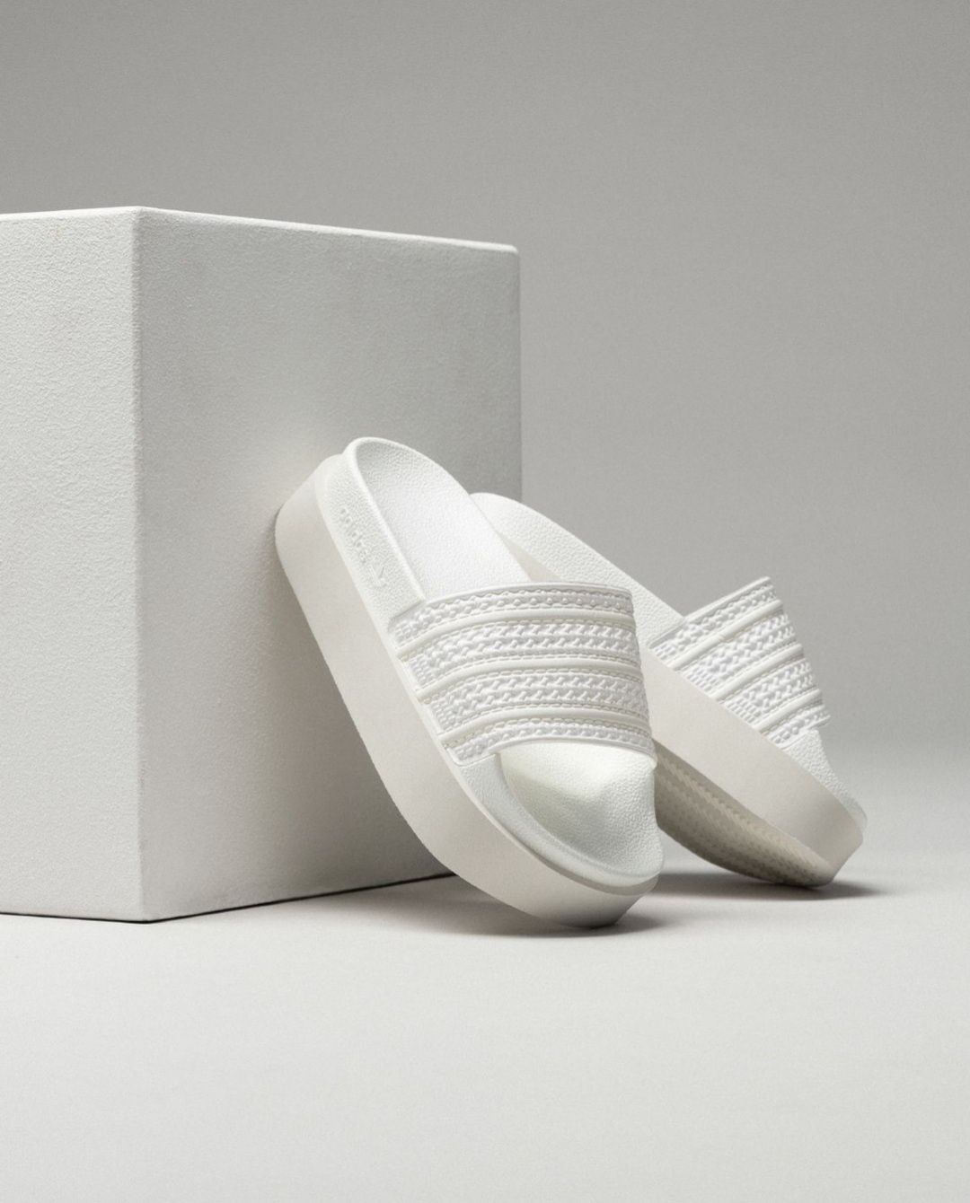 Белые шлепанцы на платформе adidas Originals Adilette Bonega