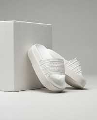 Белые шлепанцы на платформе adidas Originals Adilette Bonega