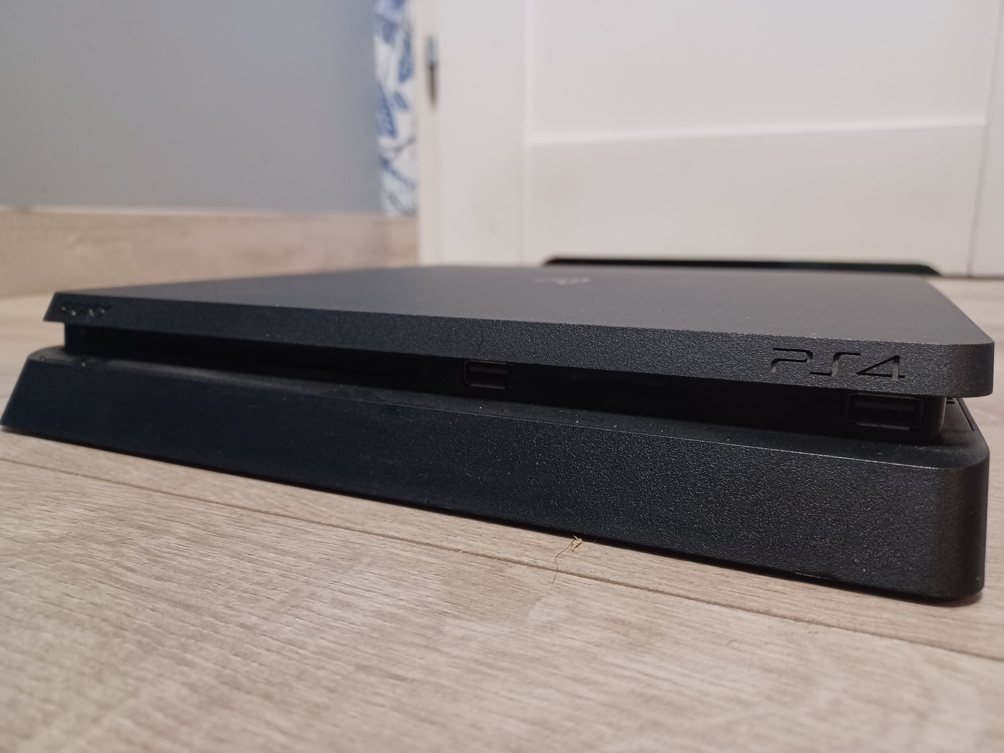 Ps4 slim 500GB + 7 gier