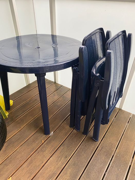 Okrągły plastikowy stół ogrodowy i krzesła