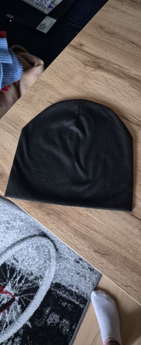 KIK dwie cienkie czapki