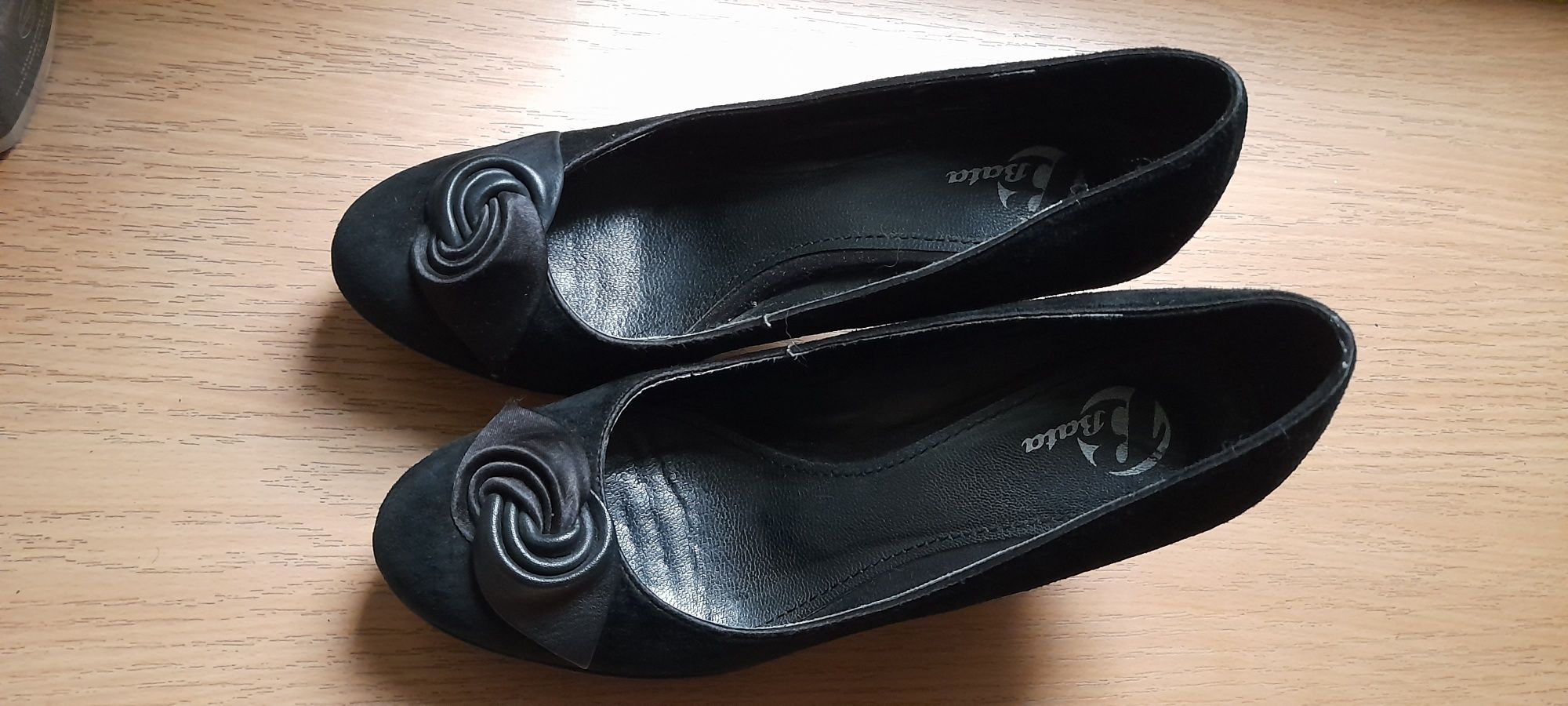Eleganckie czarne buty Bata na obcasie r.38
