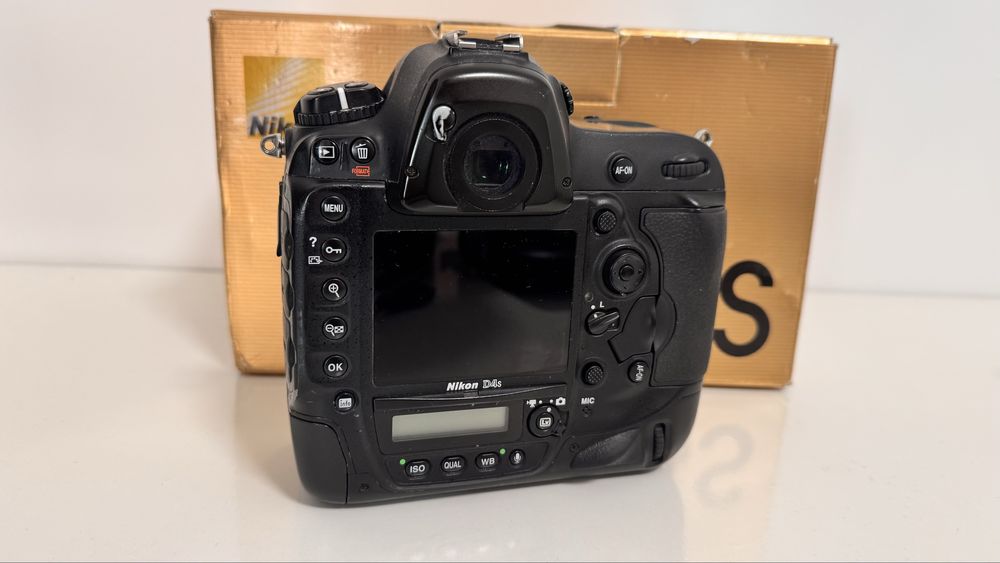 Maquina DSLR Nikon D4s.