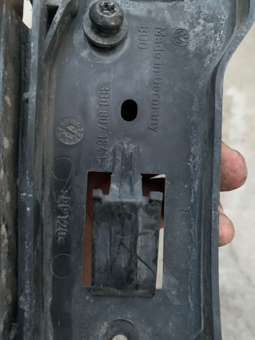 Правий Кронштейн кріплення бампера passap b5+