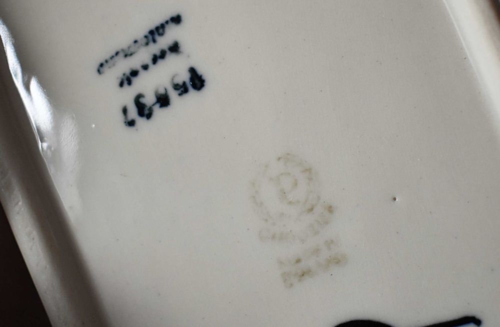 Porcelanowa figurka konia skaczącego przez przeszkodę. Chodzież