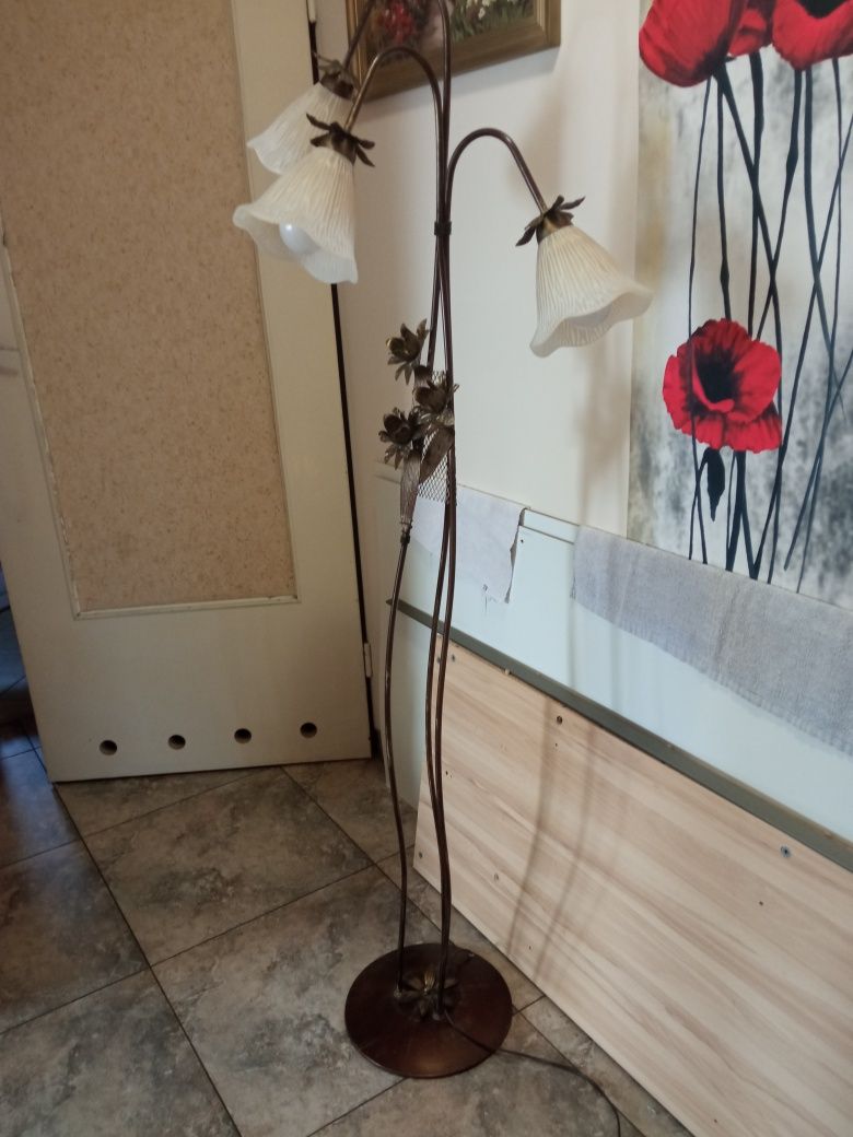 Lampa stojąca podłogowa