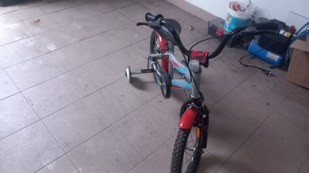 Bicicleta com rodinhas ,como nova