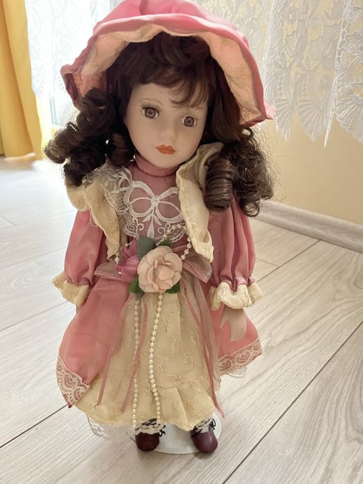 lalka porcelanowa na podstawce